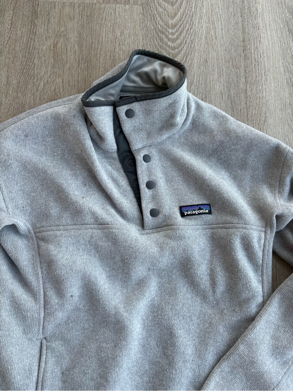 Patagonia women’s Light Gray Snap-Placket Fleece Pullover
